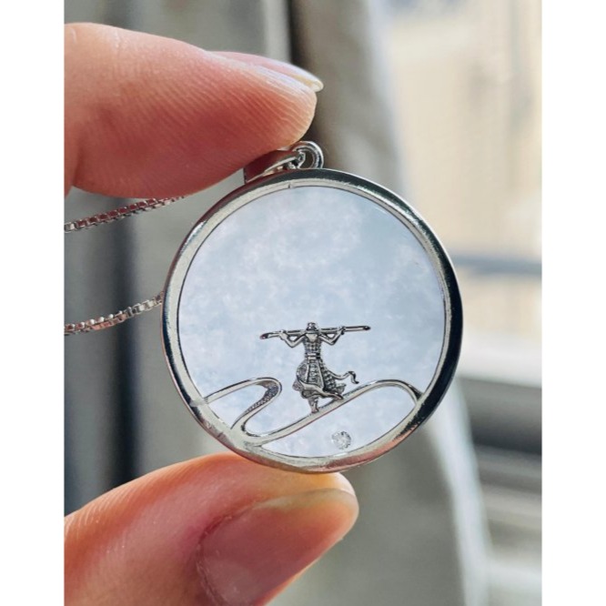 圈粉價~天然A貨緬甸玉 白冰純色大勝歸來/大聖歸來翡翠玉墜 純白無事牌為底 設計款重銀滿框包覆-細節圖3