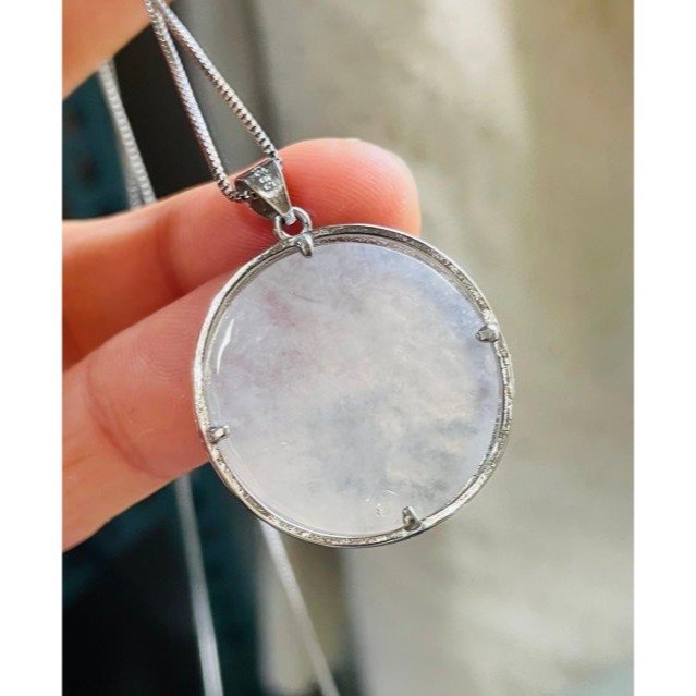 圈粉價~天然A貨緬甸玉 白冰純色大勝歸來/大聖歸來翡翠玉墜 純白無事牌為底 設計款重銀滿框包覆-細節圖4