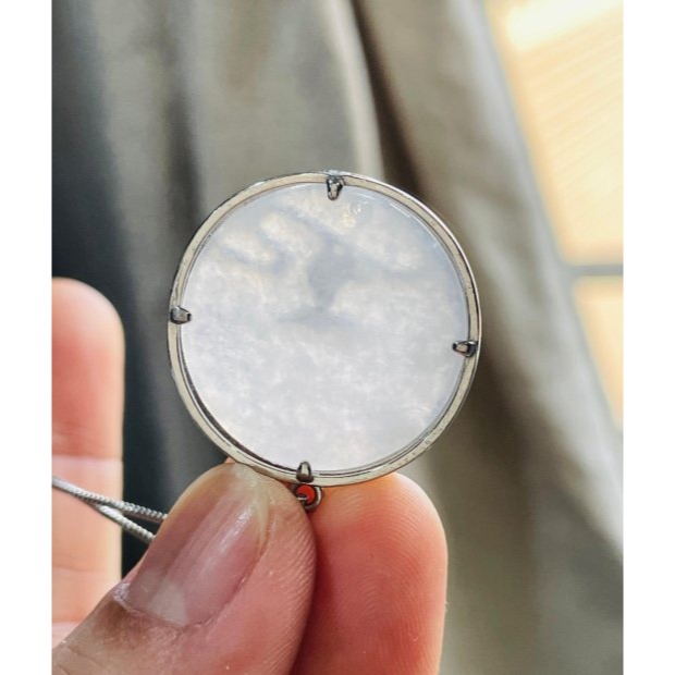 圈粉價~天然A貨緬甸玉 白冰純色大勝歸來/大聖歸來翡翠玉墜 純白無事牌為底 設計款重銀滿框包覆-細節圖5