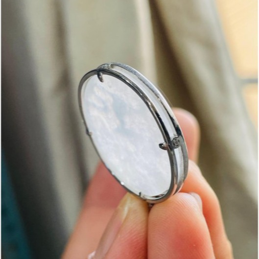 圈粉價~天然A貨緬甸玉 白冰純色大勝歸來/大聖歸來翡翠玉墜 純白無事牌為底 設計款重銀滿框包覆-細節圖6