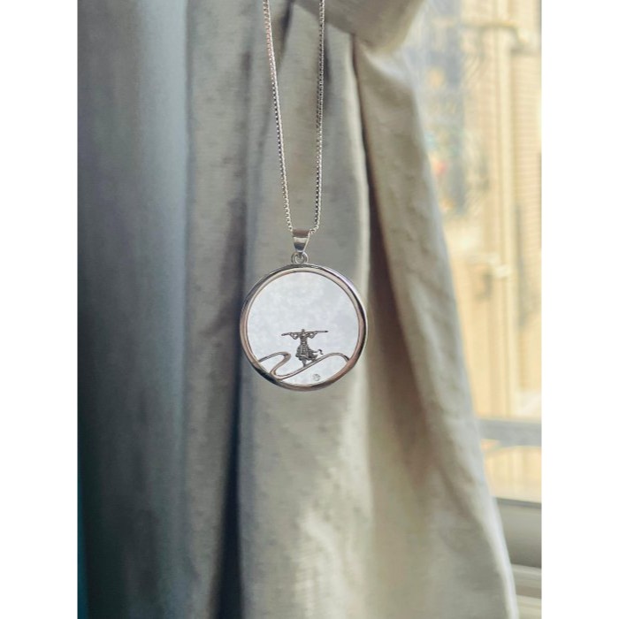 圈粉價~天然A貨緬甸玉 白冰純色大勝歸來/大聖歸來翡翠玉墜 純白無事牌為底 設計款重銀滿框包覆-細節圖8