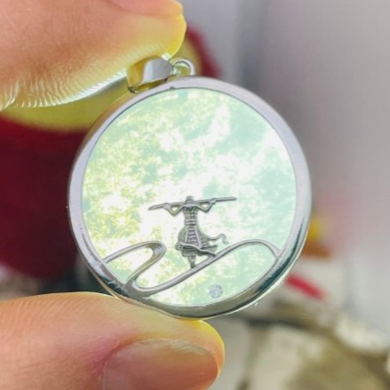 圈粉價~天然A貨緬甸玉 白冰純色大勝歸來/大聖歸來翡翠玉墜 純白無事牌為底 設計款重銀滿框包覆-細節圖9