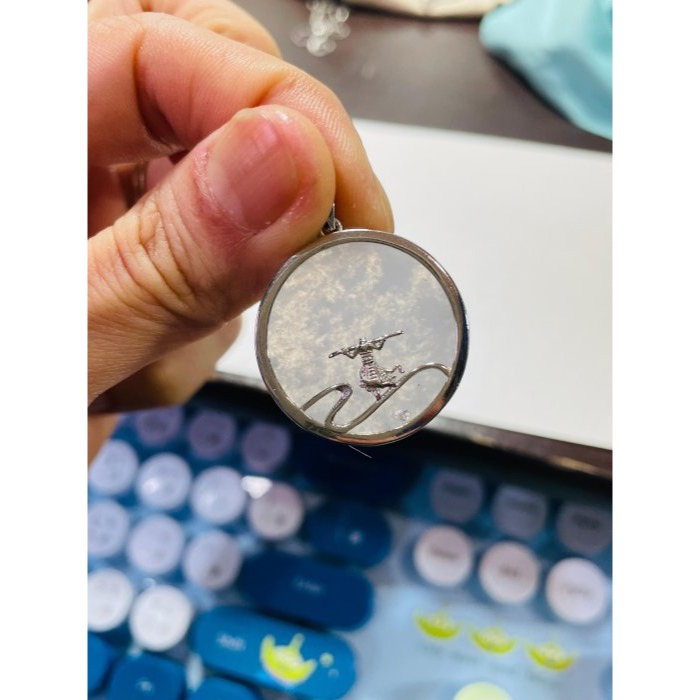 圈粉價~天然A貨緬甸玉 白冰純色大勝歸來/大聖歸來翡翠玉墜 純白無事牌為底 設計款重銀滿框包覆-細節圖10