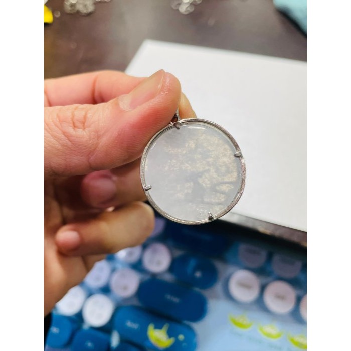 圈粉價~天然A貨緬甸玉 白冰純色大勝歸來/大聖歸來翡翠玉墜 純白無事牌為底 設計款重銀滿框包覆-細節圖11