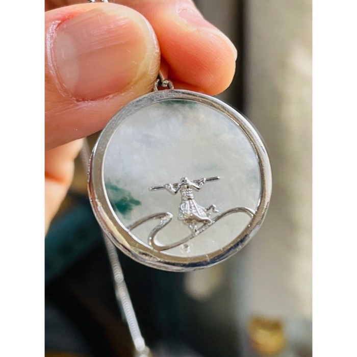 天然A貨緬甸玉 冰飄花大勝歸來/大聖歸來翡翠玉墜 無事牌為底雙面配戴 設計款重銀滿框包覆-細節圖2