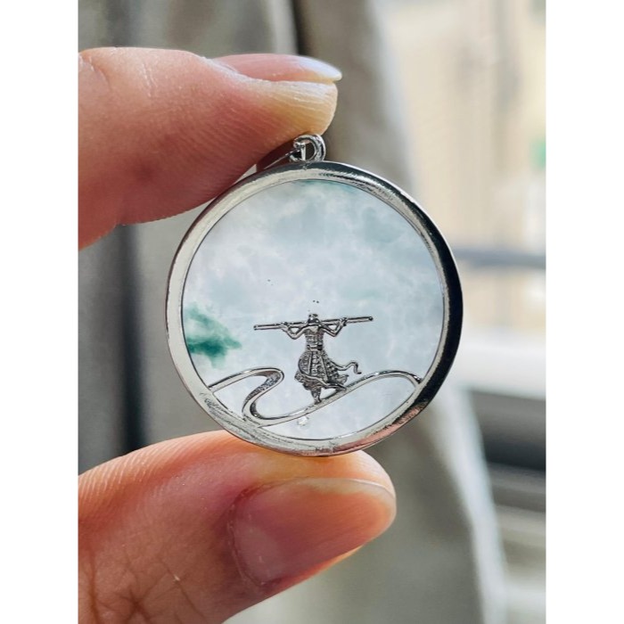 天然A貨緬甸玉 冰飄花大勝歸來/大聖歸來翡翠玉墜 無事牌為底雙面配戴 設計款重銀滿框包覆-細節圖3