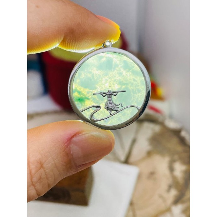 天然A貨緬甸玉 冰飄花大勝歸來/大聖歸來翡翠玉墜 無事牌為底雙面配戴 設計款重銀滿框包覆-細節圖9