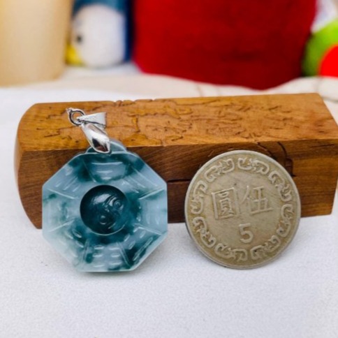 天然A貨緬甸玉 冰藍飄花藏金太極小八卦翡翠玉墜 白冰底色 滿滿過底藍花點綴雙面 小巧易配戴-細節圖2