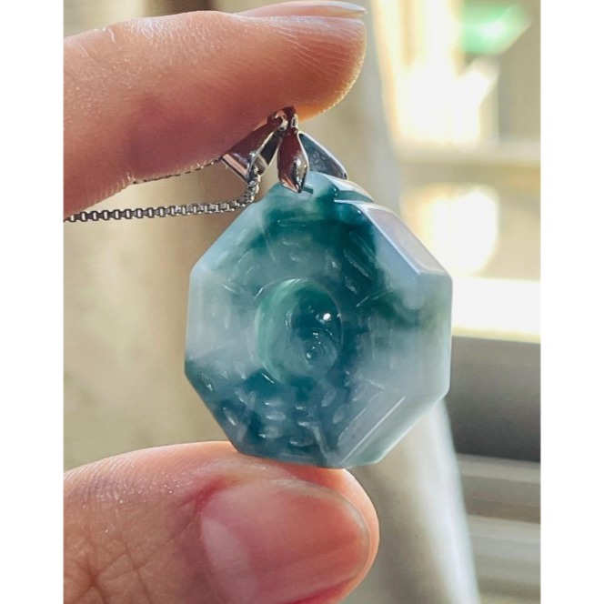 天然A貨緬甸玉 冰藍飄花藏金太極小八卦翡翠玉墜 白冰底色 滿滿過底藍花點綴雙面 小巧易配戴-細節圖5