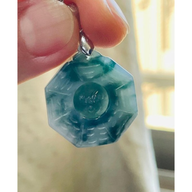 天然A貨緬甸玉 冰藍飄花藏金太極小八卦翡翠玉墜 白冰底色 滿滿過底藍花點綴雙面 小巧易配戴-細節圖6