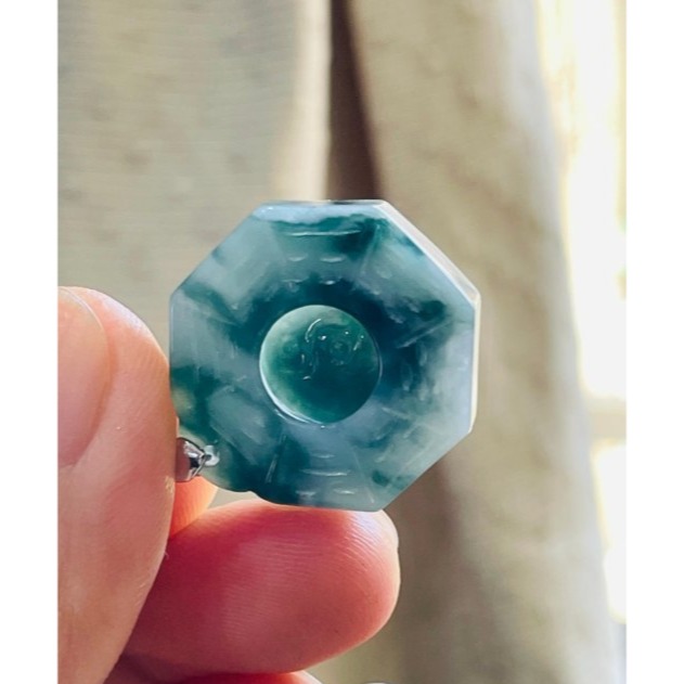 天然A貨緬甸玉 冰藍飄花藏金太極小八卦翡翠玉墜 白冰底色 滿滿過底藍花點綴雙面 小巧易配戴-細節圖7