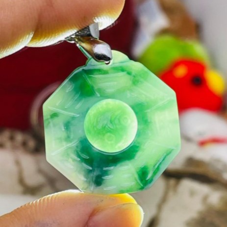 天然A貨緬甸玉 冰藍飄花藏金太極小八卦翡翠玉墜 白冰底色 滿滿過底藍花點綴雙面 小巧易配戴-細節圖9