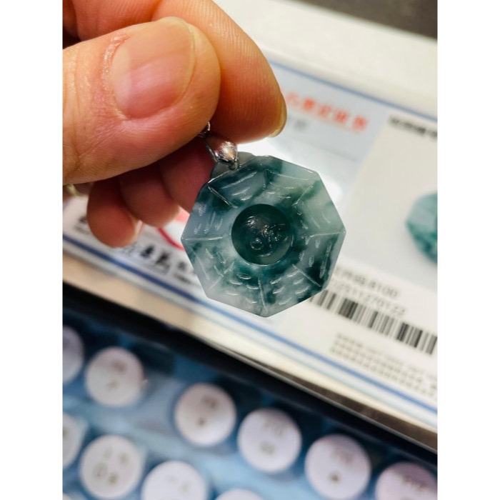 天然A貨緬甸玉 冰藍飄花藏金太極小八卦翡翠玉墜 白冰底色 滿滿過底藍花點綴雙面 小巧易配戴-細節圖10