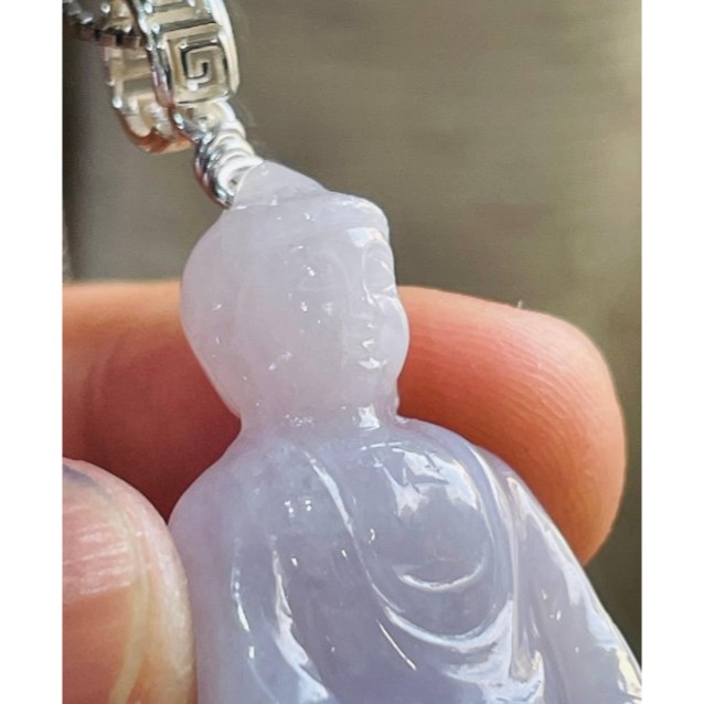 天然A貨緬甸玉 膠潤櫻花紫立體雕阿彌陀佛翡翠佛墜 細肉無晶體粉紫底色 種色耐看 法像清晰莊嚴-細節圖3
