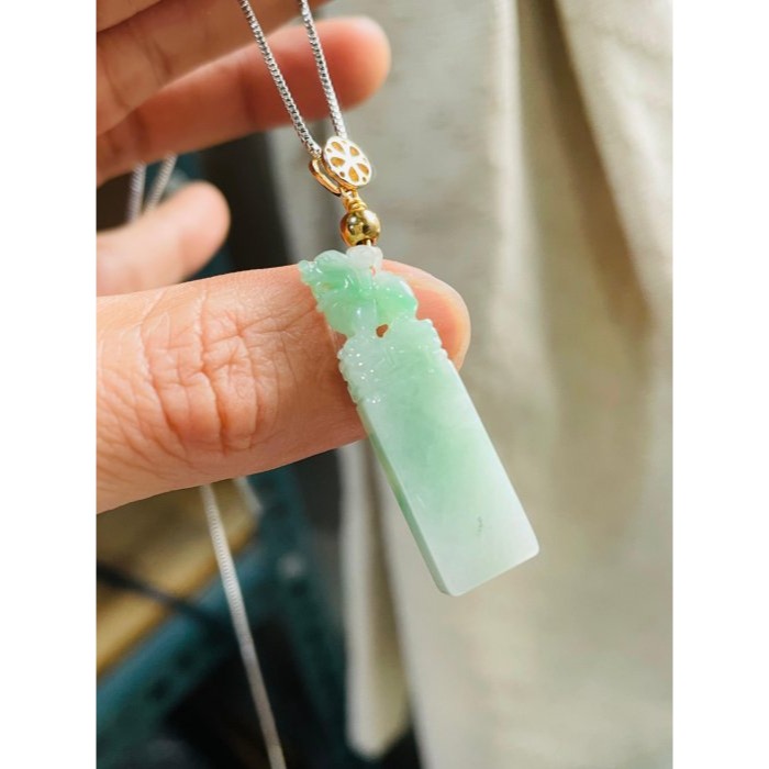 天然A貨緬甸玉 冰潤翠綠手工鏤空雕一柱擎天小貔貅翡翠玉墜 起冰青綠色亮眼 工藝精緻可愛-細節圖2