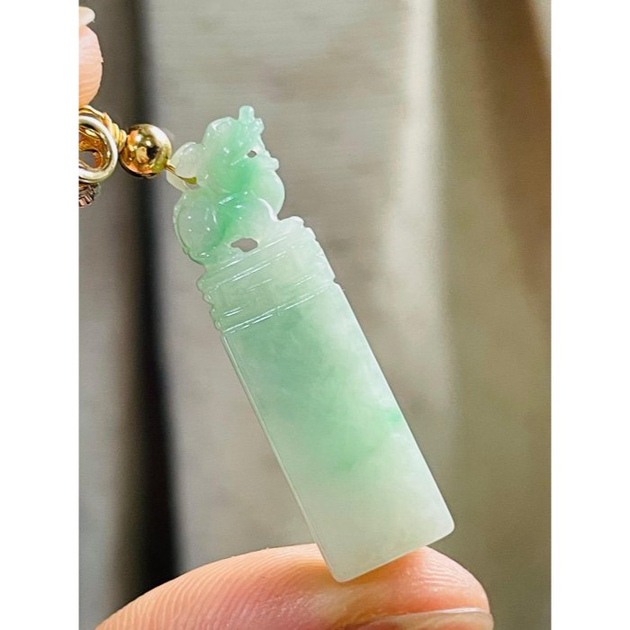 天然A貨緬甸玉 冰潤翠綠手工鏤空雕一柱擎天小貔貅翡翠玉墜 起冰青綠色亮眼 工藝精緻可愛-細節圖3