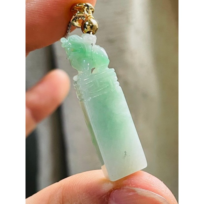 天然A貨緬甸玉 冰潤翠綠手工鏤空雕一柱擎天小貔貅翡翠玉墜 起冰青綠色亮眼 工藝精緻可愛-細節圖4