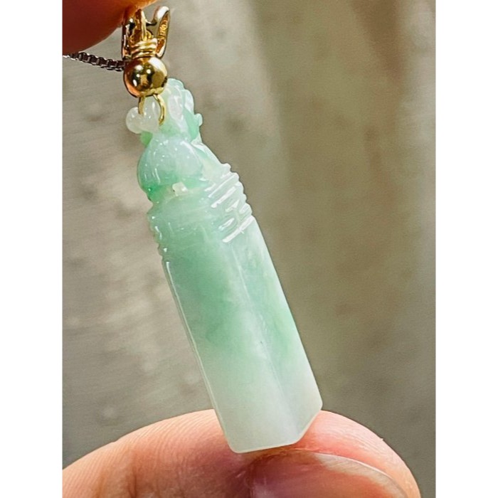 天然A貨緬甸玉 冰潤翠綠手工鏤空雕一柱擎天小貔貅翡翠玉墜 起冰青綠色亮眼 工藝精緻可愛-細節圖5