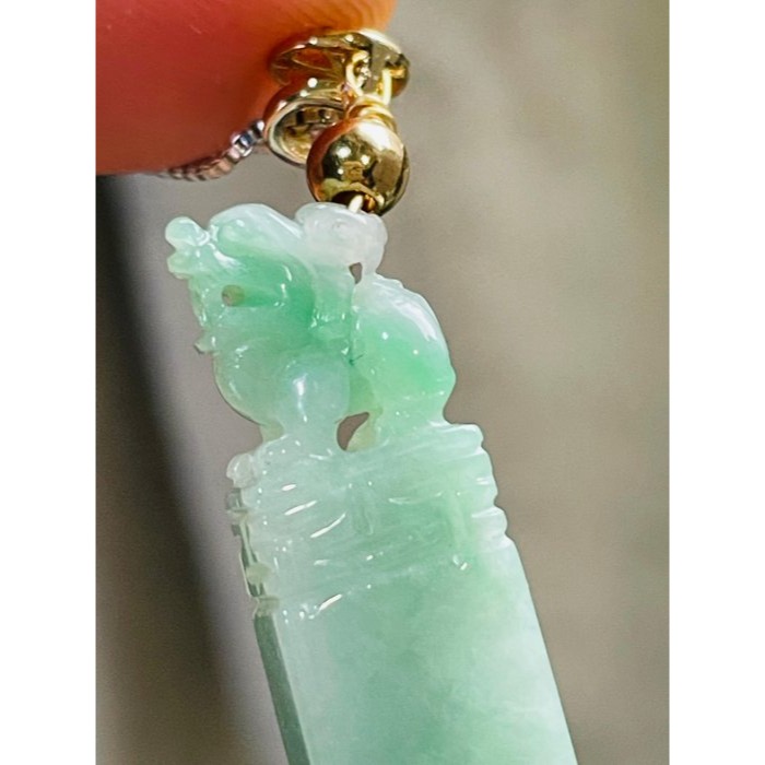 天然A貨緬甸玉 冰潤翠綠手工鏤空雕一柱擎天小貔貅翡翠玉墜 起冰青綠色亮眼 工藝精緻可愛-細節圖6