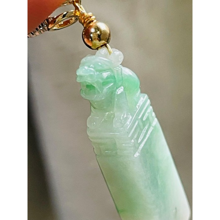 天然A貨緬甸玉 冰潤翠綠手工鏤空雕一柱擎天小貔貅翡翠玉墜 起冰青綠色亮眼 工藝精緻可愛-細節圖7