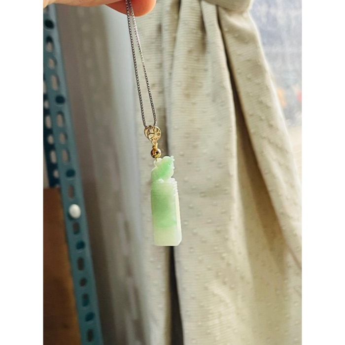 天然A貨緬甸玉 冰潤翠綠手工鏤空雕一柱擎天小貔貅翡翠玉墜 起冰青綠色亮眼 工藝精緻可愛-細節圖8