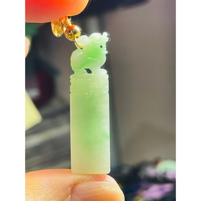 天然A貨緬甸玉 冰潤翠綠手工鏤空雕一柱擎天小貔貅翡翠玉墜 起冰青綠色亮眼 工藝精緻可愛-細節圖9