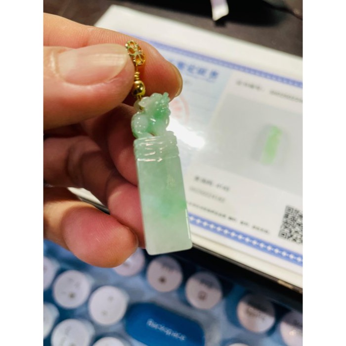 天然A貨緬甸玉 冰潤翠綠手工鏤空雕一柱擎天小貔貅翡翠玉墜 起冰青綠色亮眼 工藝精緻可愛-細節圖10