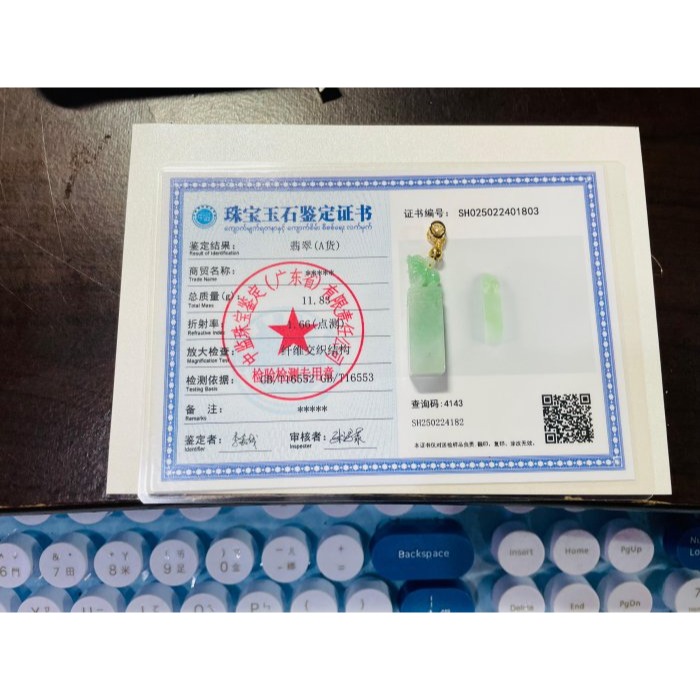 天然A貨緬甸玉 冰潤翠綠手工鏤空雕一柱擎天小貔貅翡翠玉墜 起冰青綠色亮眼 工藝精緻可愛-細節圖11