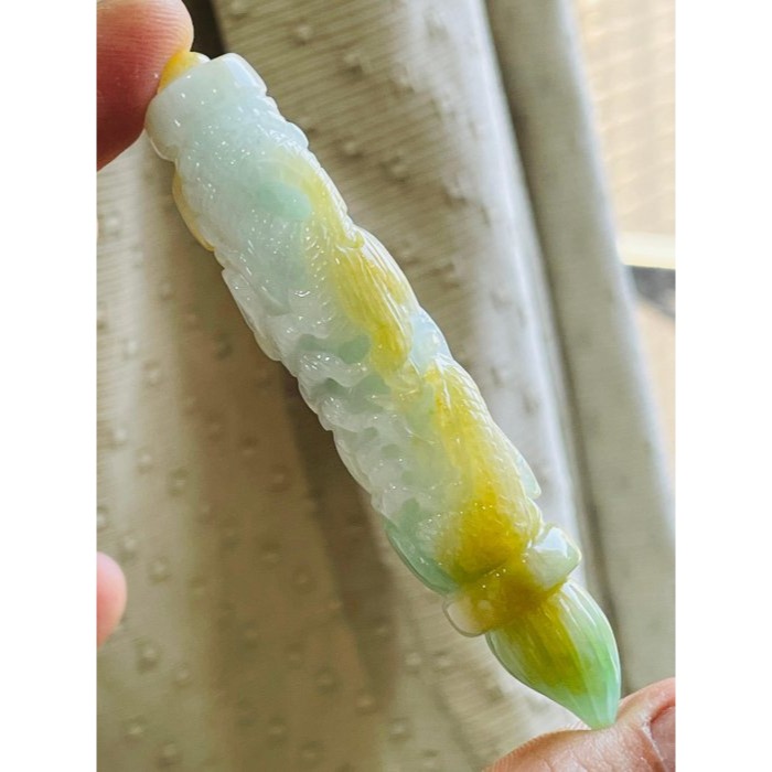 天然A貨緬甸玉 冰潤黃加綠三彩360度環繞巧雕一柱擎天翡翠龍筆 起冰金黃霧層包覆白冰帶過底果綠 晶亮有光澤-細節圖2