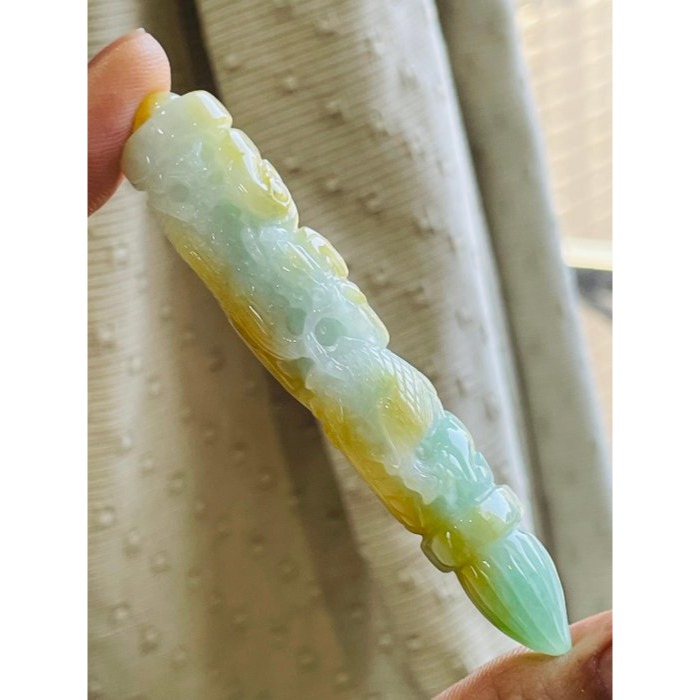天然A貨緬甸玉 冰潤黃加綠三彩360度環繞巧雕一柱擎天翡翠龍筆 起冰金黃霧層包覆白冰帶過底果綠 晶亮有光澤-細節圖3