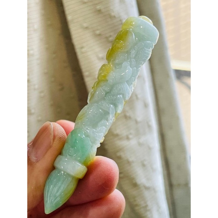 天然A貨緬甸玉 冰潤黃加綠三彩360度環繞巧雕一柱擎天翡翠龍筆 起冰金黃霧層包覆白冰帶過底果綠 晶亮有光澤-細節圖4