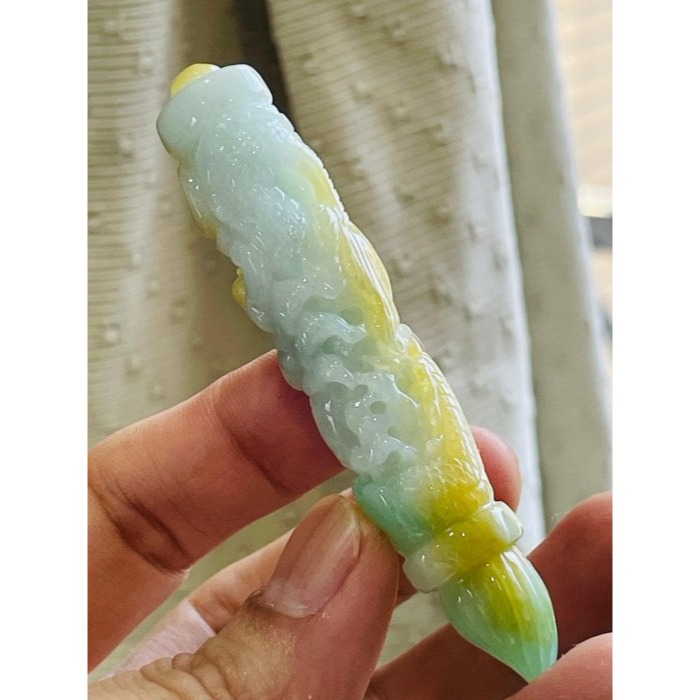 天然A貨緬甸玉 冰潤黃加綠三彩360度環繞巧雕一柱擎天翡翠龍筆 起冰金黃霧層包覆白冰帶過底果綠 晶亮有光澤-細節圖5