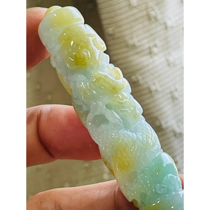 天然A貨緬甸玉 冰潤黃加綠三彩360度環繞巧雕一柱擎天翡翠龍筆 起冰金黃霧層包覆白冰帶過底果綠 晶亮有光澤-細節圖6
