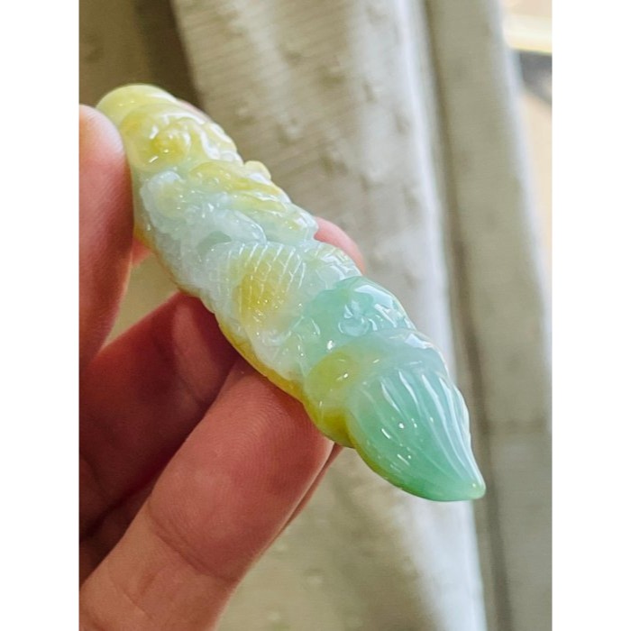 天然A貨緬甸玉 冰潤黃加綠三彩360度環繞巧雕一柱擎天翡翠龍筆 起冰金黃霧層包覆白冰帶過底果綠 晶亮有光澤-細節圖7