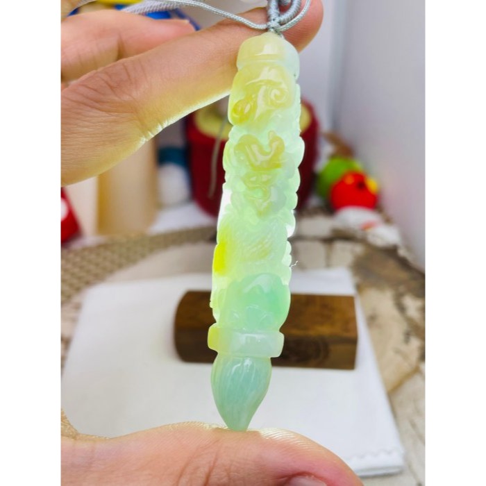 天然A貨緬甸玉 冰潤黃加綠三彩360度環繞巧雕一柱擎天翡翠龍筆 起冰金黃霧層包覆白冰帶過底果綠 晶亮有光澤-細節圖8