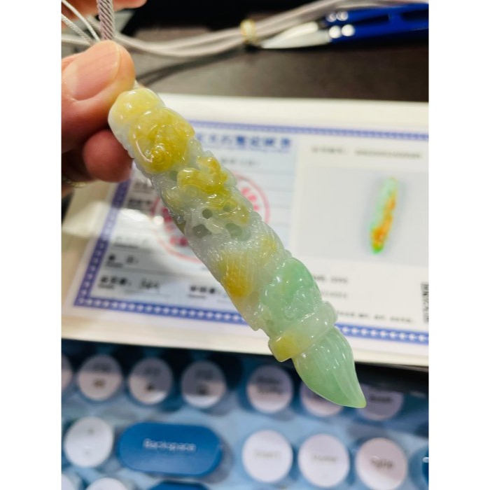 天然A貨緬甸玉 冰潤黃加綠三彩360度環繞巧雕一柱擎天翡翠龍筆 起冰金黃霧層包覆白冰帶過底果綠 晶亮有光澤-細節圖9