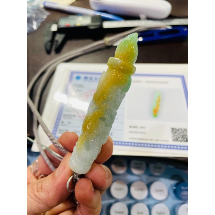 天然A貨緬甸玉 冰潤黃加綠三彩360度環繞巧雕一柱擎天翡翠龍筆 起冰金黃霧層包覆白冰帶過底果綠 晶亮有光澤-細節圖10