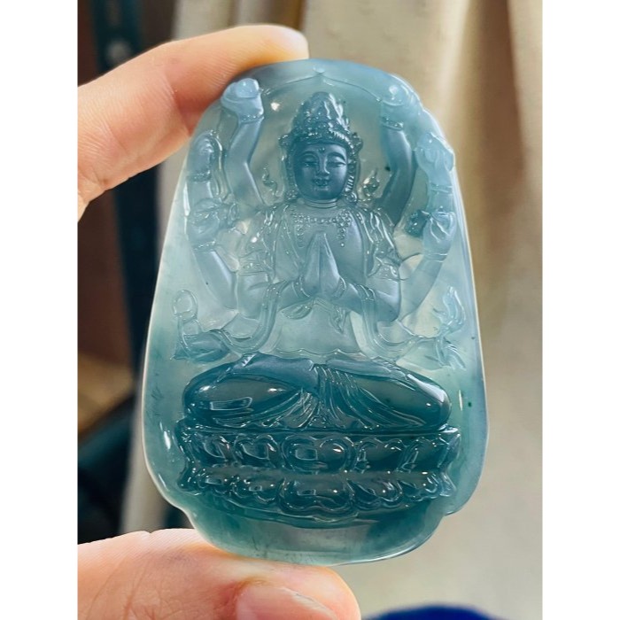 天然A貨翡翠 高冰危綠雙色精雕千手觀音翡翠佛牌 滿綠漸層雙色冰種瓜料 磨砂精開慈悲莊嚴法像-細節圖2
