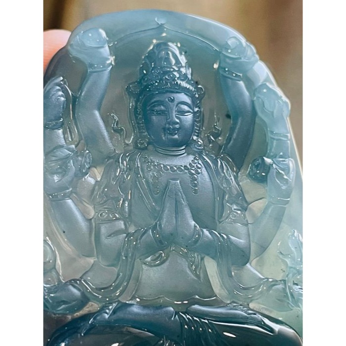天然A貨翡翠 高冰危綠雙色精雕千手觀音翡翠佛牌 滿綠漸層雙色冰種瓜料 磨砂精開慈悲莊嚴法像-細節圖3