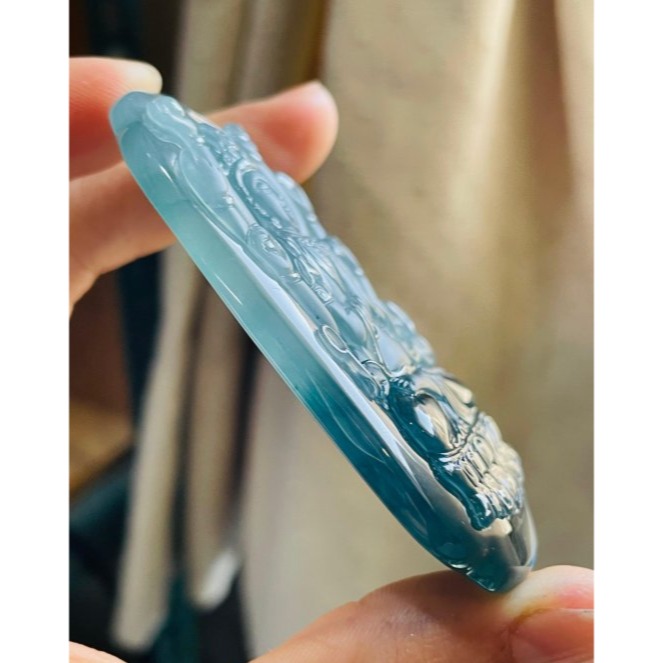 天然A貨翡翠 高冰危綠雙色精雕千手觀音翡翠佛牌 滿綠漸層雙色冰種瓜料 磨砂精開慈悲莊嚴法像-細節圖5