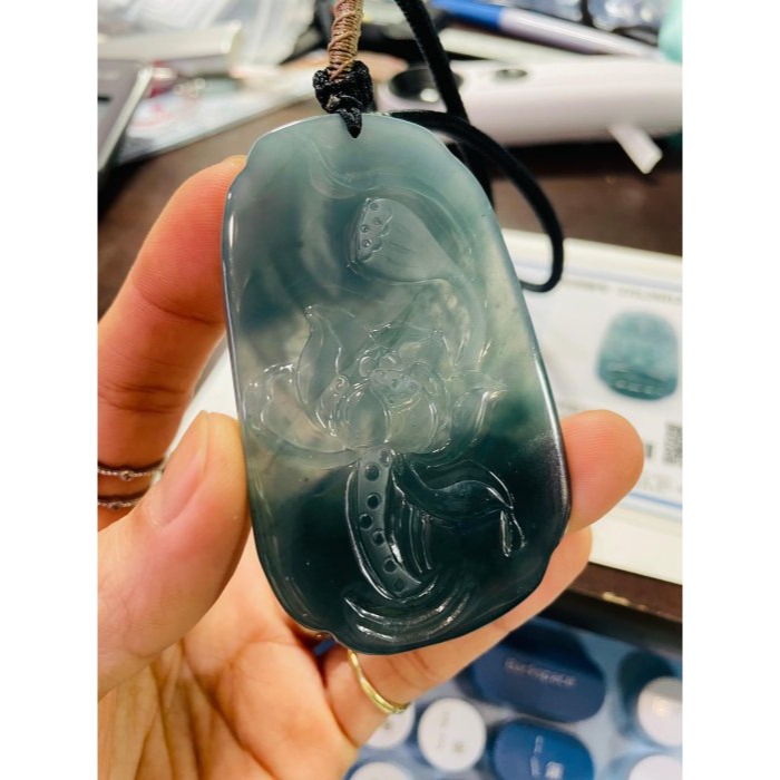 天然A貨翡翠 高冰危綠雙色精雕千手觀音翡翠佛牌 滿綠漸層雙色冰種瓜料 磨砂精開慈悲莊嚴法像-細節圖10