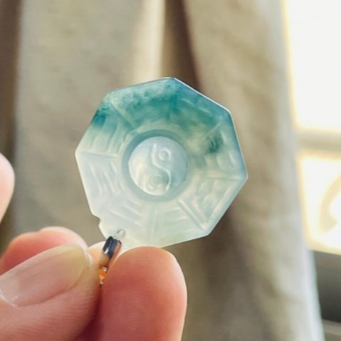 天然A貨緬甸玉 冰藍水雙彩太極小八卦翡翠玉墜 泛光白冰 純色藍水 帶小藍花 晶透起光感 小巧易配戴-細節圖6