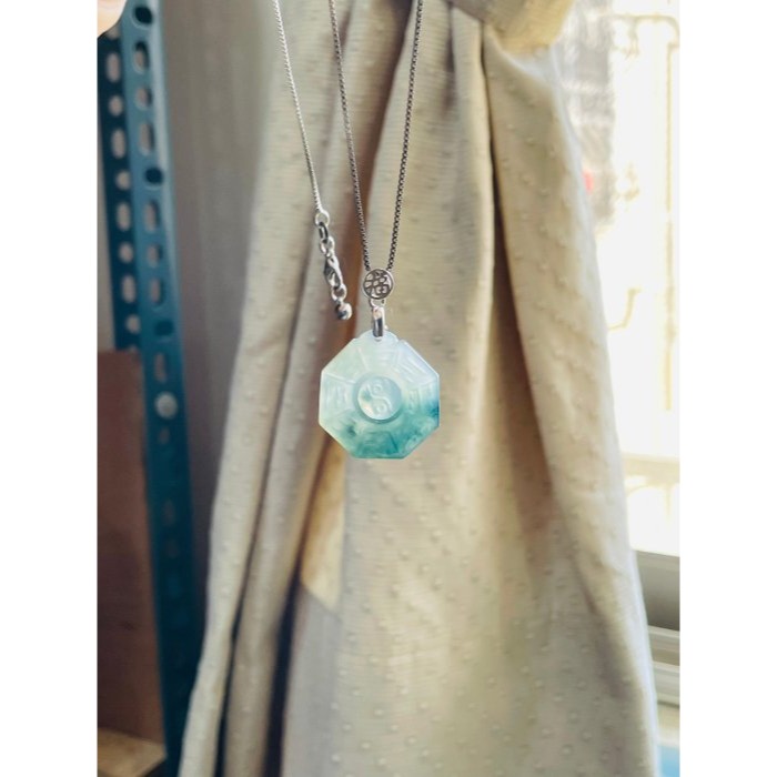 天然A貨緬甸玉 冰藍水雙彩太極小八卦翡翠玉墜 泛光白冰 純色藍水 帶小藍花 晶透起光感 小巧易配戴-細節圖8