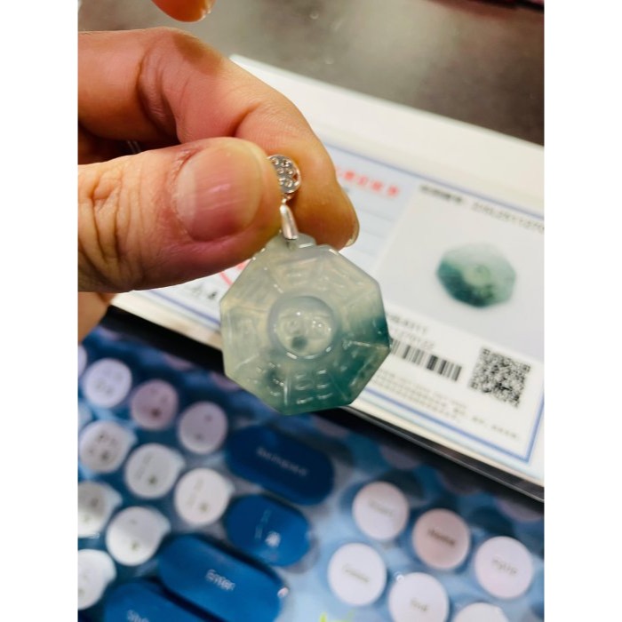 天然A貨緬甸玉 冰藍水雙彩太極小八卦翡翠玉墜 泛光白冰 純色藍水 帶小藍花 晶透起光感 小巧易配戴-細節圖9