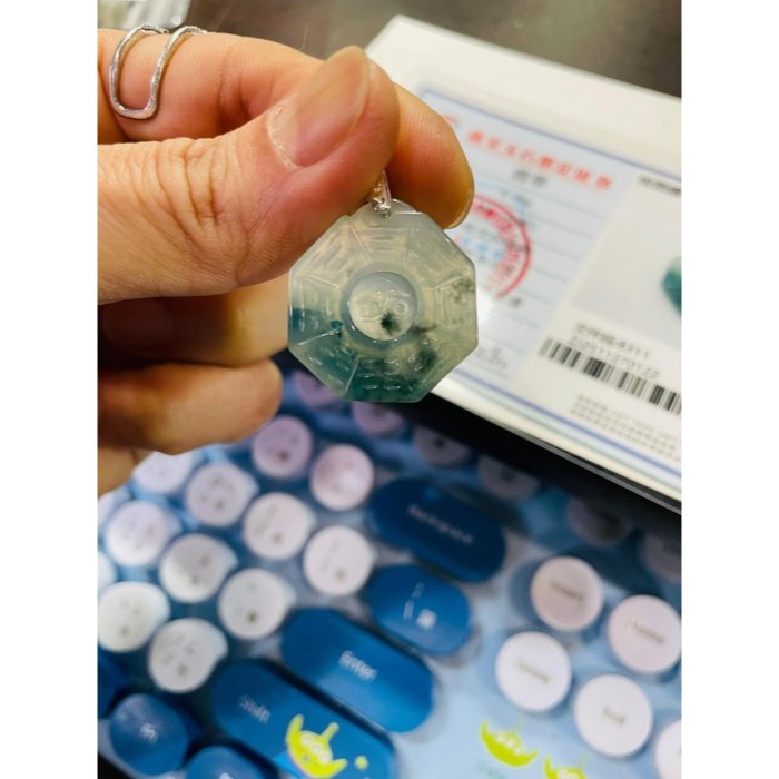 天然A貨緬甸玉 冰藍水雙彩太極小八卦翡翠玉墜 泛光白冰 純色藍水 帶小藍花 晶透起光感 小巧易配戴-細節圖10