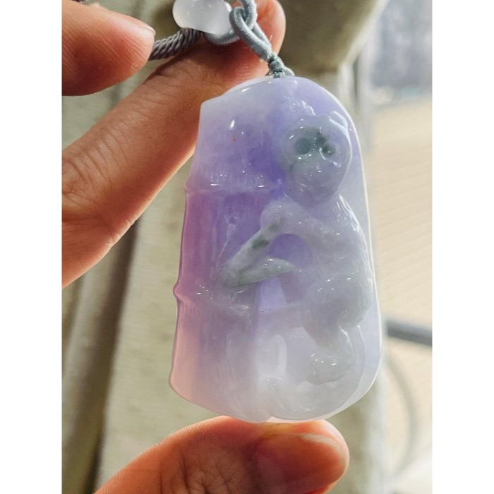 圈粉撿漏~天然A貨翡翠 冰潤亮紫俏綠花手工雕猴彩頭翡翠玉墜 厚庄透光過底茄紫 色艷色不失 幾抹小花點翠-細節圖2