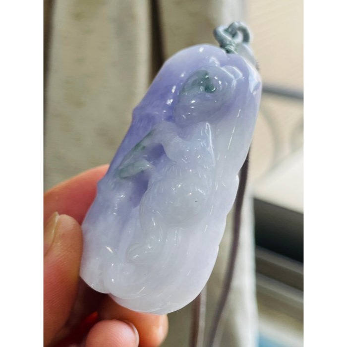 圈粉撿漏~天然A貨翡翠 冰潤亮紫俏綠花手工雕猴彩頭翡翠玉墜 厚庄透光過底茄紫 色艷色不失 幾抹小花點翠-細節圖4