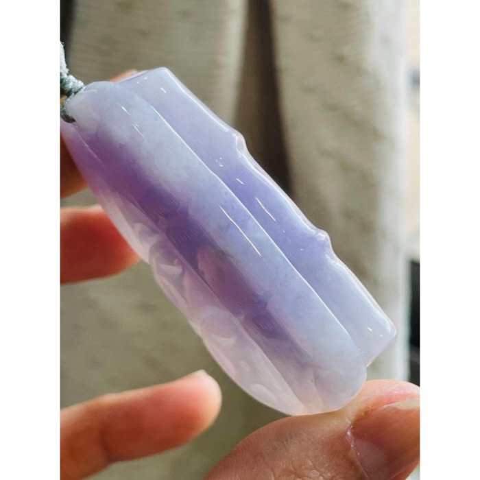 圈粉撿漏~天然A貨翡翠 冰潤亮紫俏綠花手工雕猴彩頭翡翠玉墜 厚庄透光過底茄紫 色艷色不失 幾抹小花點翠-細節圖5