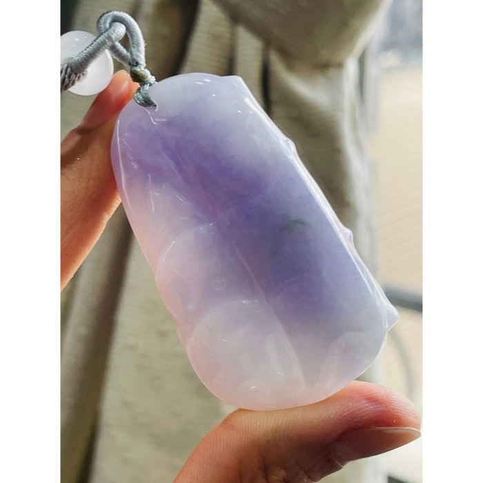 圈粉撿漏~天然A貨翡翠 冰潤亮紫俏綠花手工雕猴彩頭翡翠玉墜 厚庄透光過底茄紫 色艷色不失 幾抹小花點翠-細節圖8
