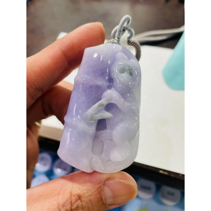 圈粉撿漏~天然A貨翡翠 冰潤亮紫俏綠花手工雕猴彩頭翡翠玉墜 厚庄透光過底茄紫 色艷色不失 幾抹小花點翠-細節圖9